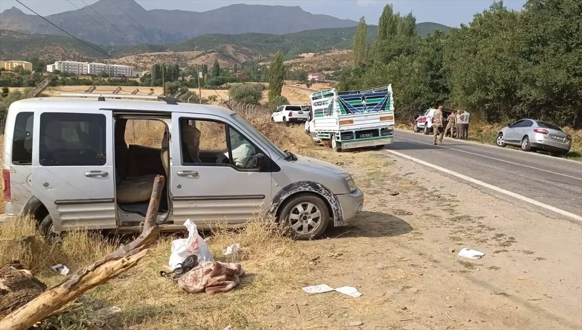 Bitlis'te Kamyonet ile Hafif Ticari Araç Çarpıştı: 5 Yaralı