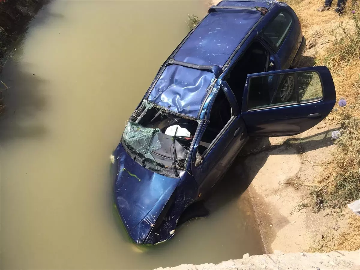 Ahlat'ta Otomobilin Kanala Düşmesi Sonucu 1 Ölü, 2 Yaralı