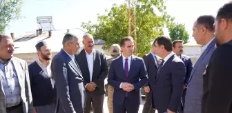 Ahlat'ta Köy Yolları Sıcak Asfaltla Yenileniyor