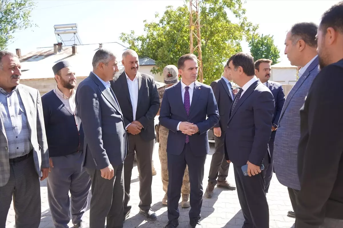 Ahlat'ta Köy Yolları Sıcak Asfaltla Yenileniyor