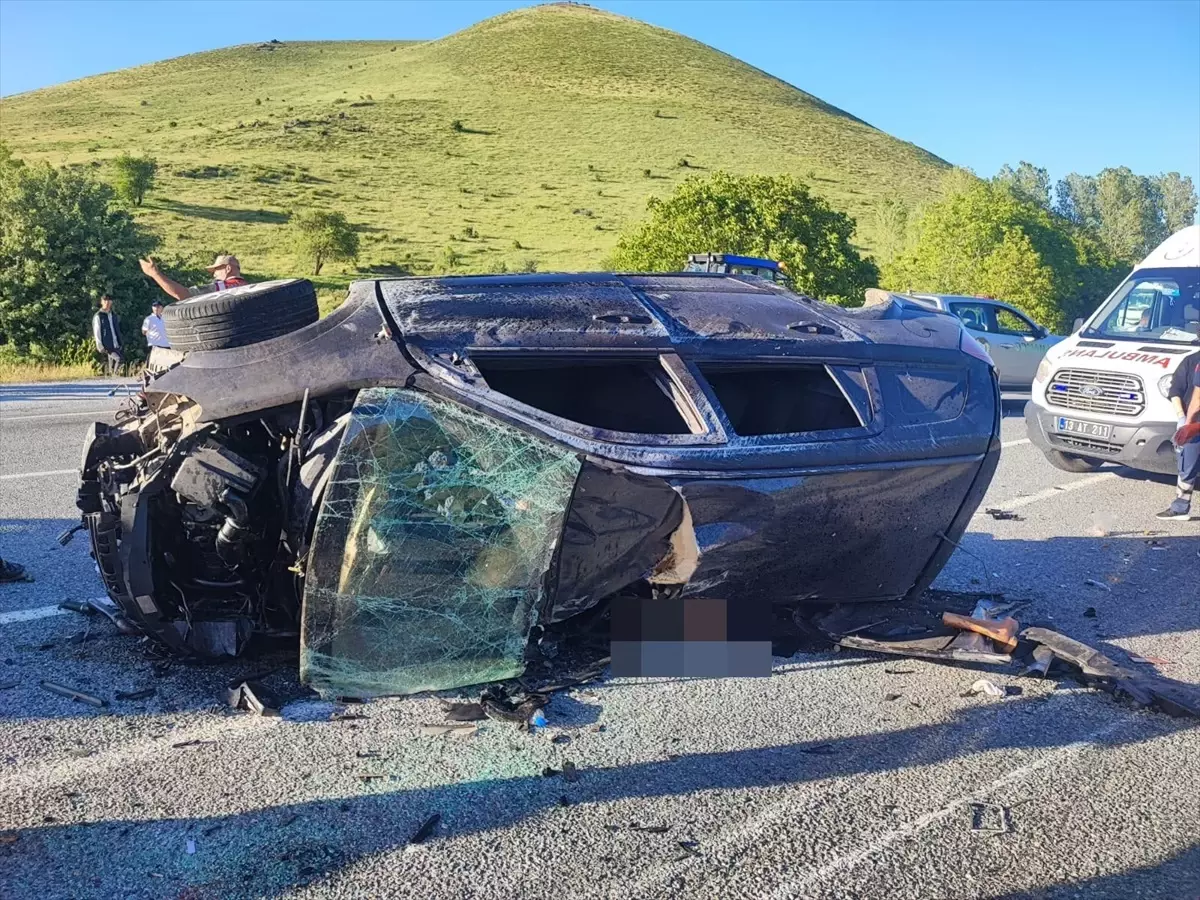 Tatvan'da Minibüs ve Otomobil Çarpıştı: 2 Ölü, 1 Yaralı