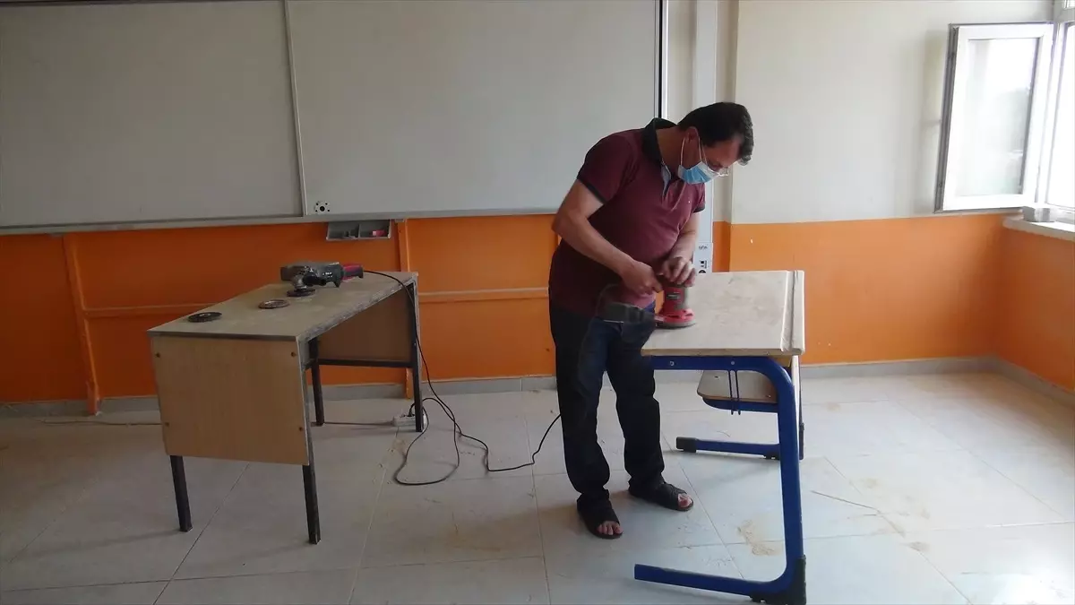 Tatvan'da Öğretmenlerden Okul İçin Gönüllü Yenileme Çalışması