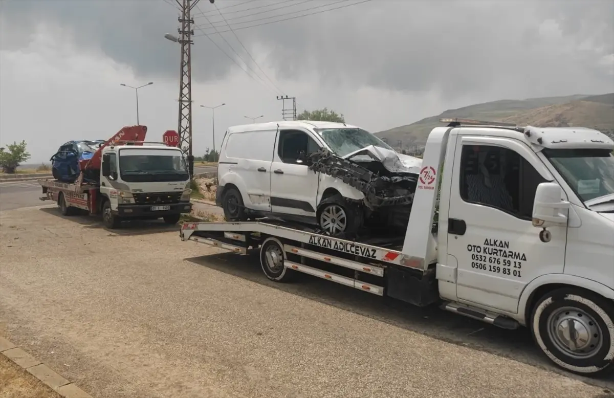 Adilcevaz'da Trafik Kazası: 2 Ölü, 1 Yaralı