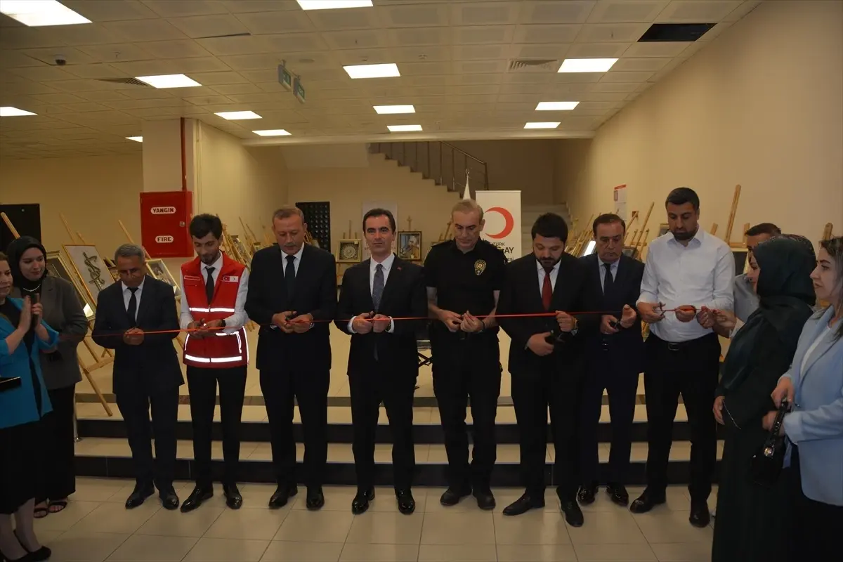 Bitlis'te 'Gülümsemem Olur Musun İyilik Projesi' Sergisi Açıldı