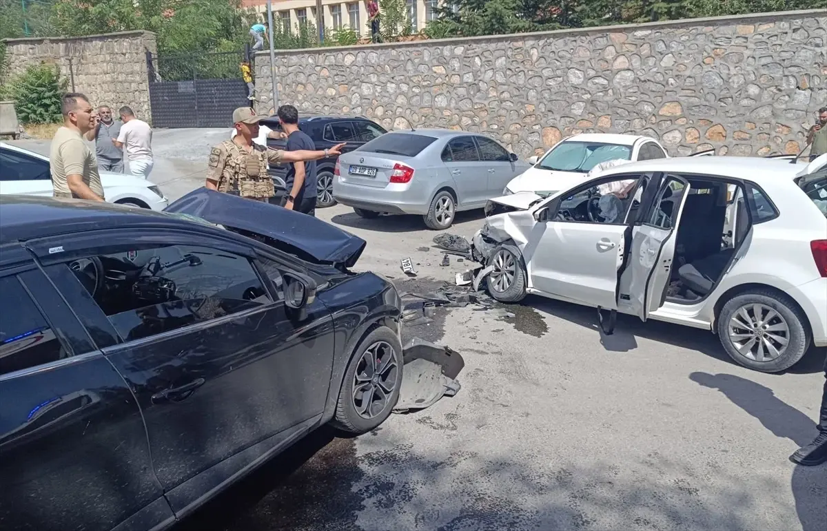 Bitlis'te Trafik Kazaları: 19 Yaralı