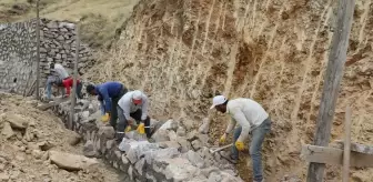 Bitlis'te Yol Güvenliği İçin Duvar Çalışmaları Sürüyor