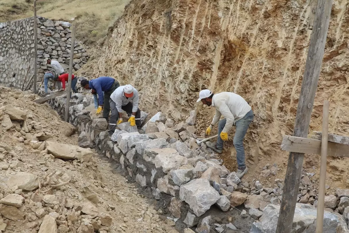 Bitlis'te Yol Güvenliği İçin Duvar Çalışmaları Sürüyor