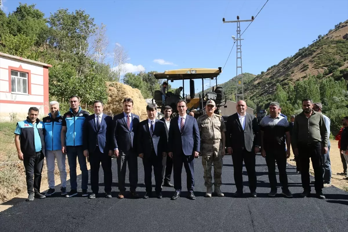 Bitlis'te Köy Yolları Sıcak Asfaltla Kaplanıyor