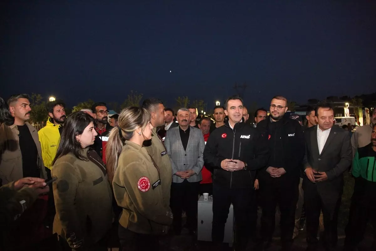 Bitlis Valisi Karakaya Ahlat'ta düzenlenen AFAD kampını ziyaret etti