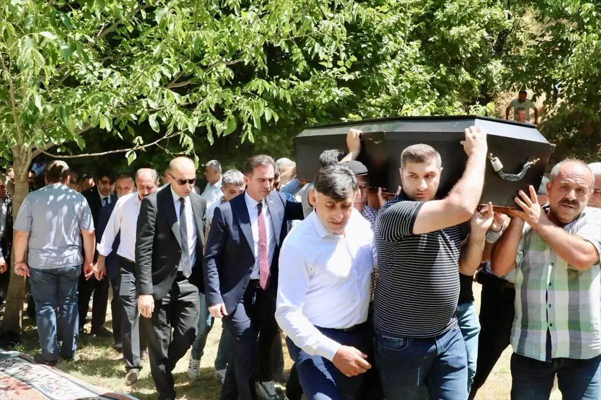 Bitlis Valisi, Merhum İl Genel Meclis Başkanı Ali Akın'ın Cenaze Törenine Katıldı