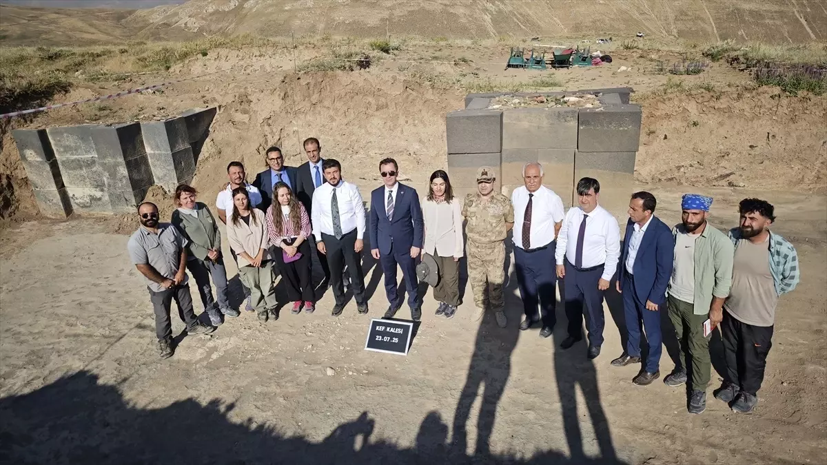 Bitlis Valisi Karakaya, Urartu Dönemine Ait Kef Kalesi Kazı Çalışmalarını İnceledi