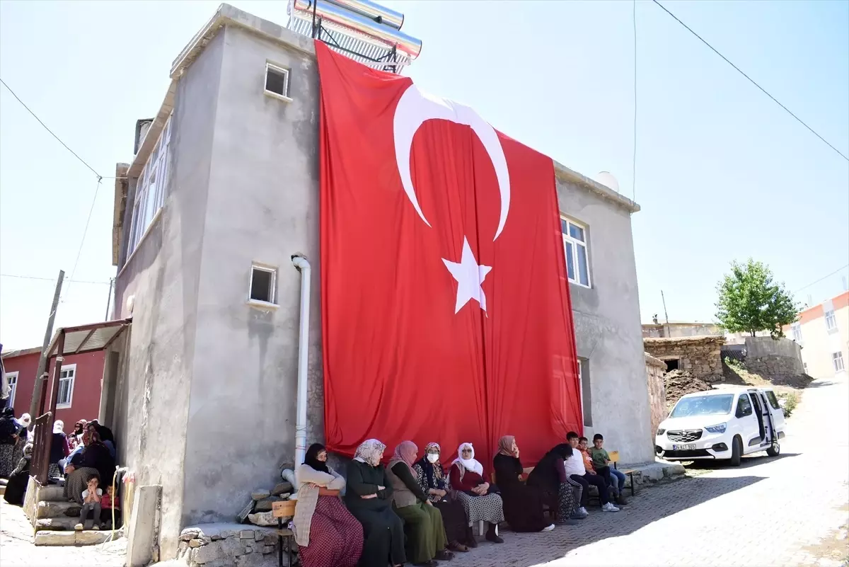 Bitlisli şehit sözleşmeli erler Yeşildemir ve Uyanık'ın ailelerine şehadet haberi verildi