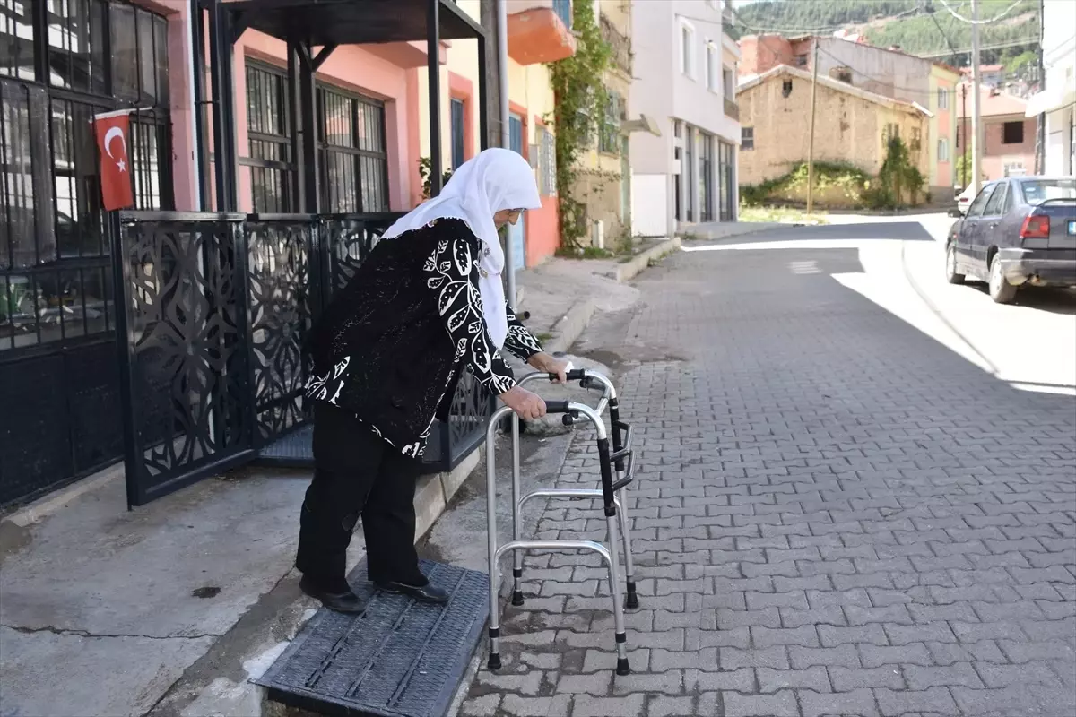 Sevgiyle Kurulan Asansör: 67 Yaşındaki Kadın Eşinin Yaptırdığı Asansörle Rahatça Evine Girebiliyor