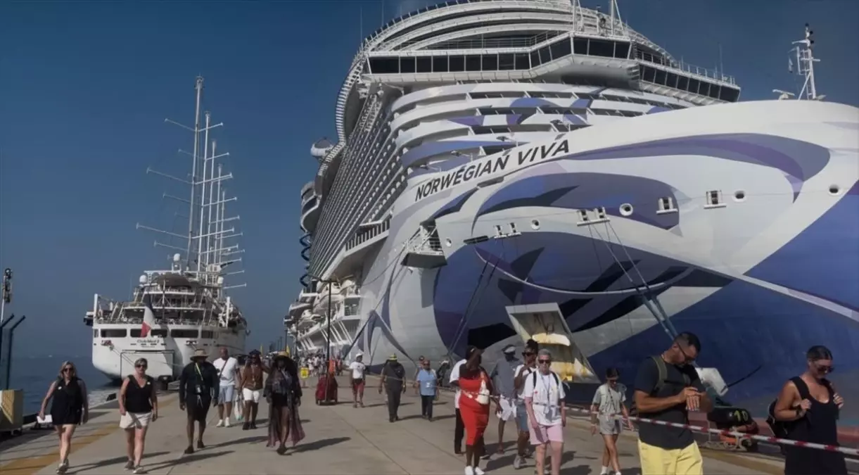 Bodrum'a İki Kruvaziyer Gemisiyle 3 Bin 907 Turist Geldi