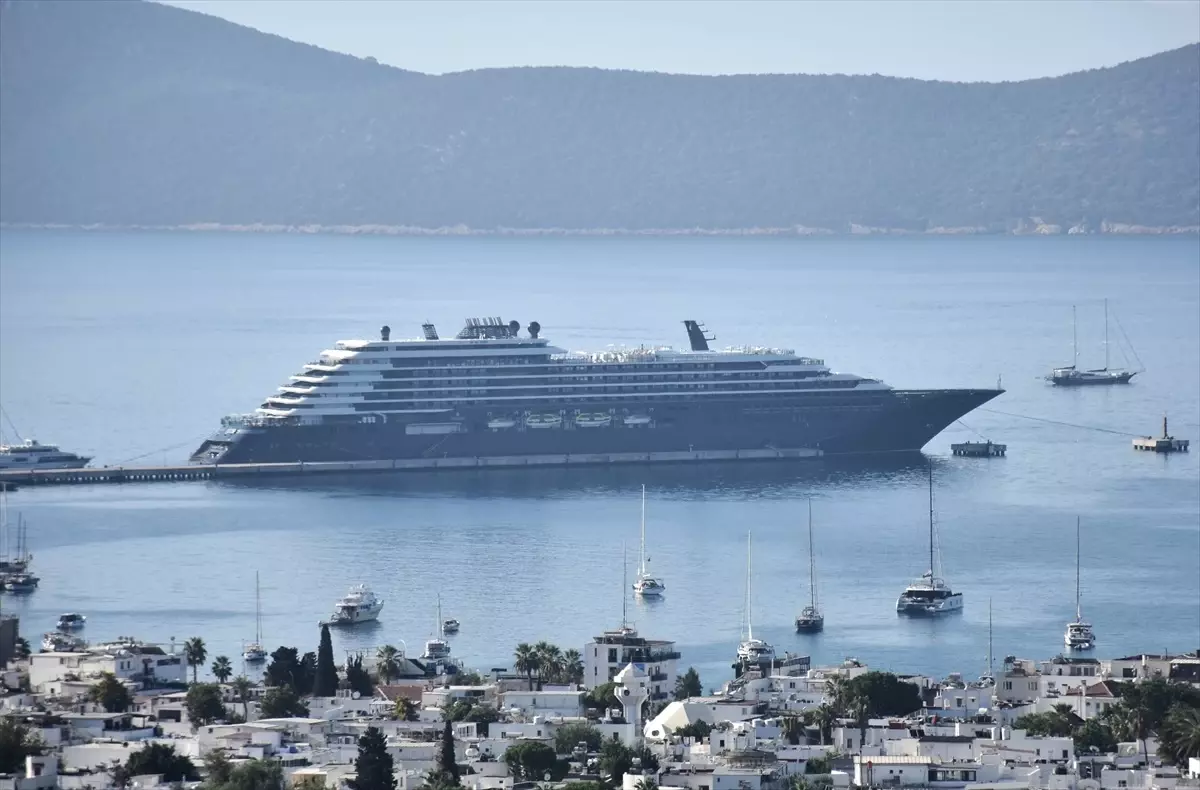 Bodrum'a İki Kruvaziyer Gemisi Geldi