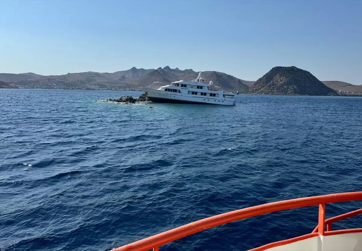 Bodrum'da Kayalıklara Çarpan Motoryatın Kurtarma Çalışmaları Devam Ediyor