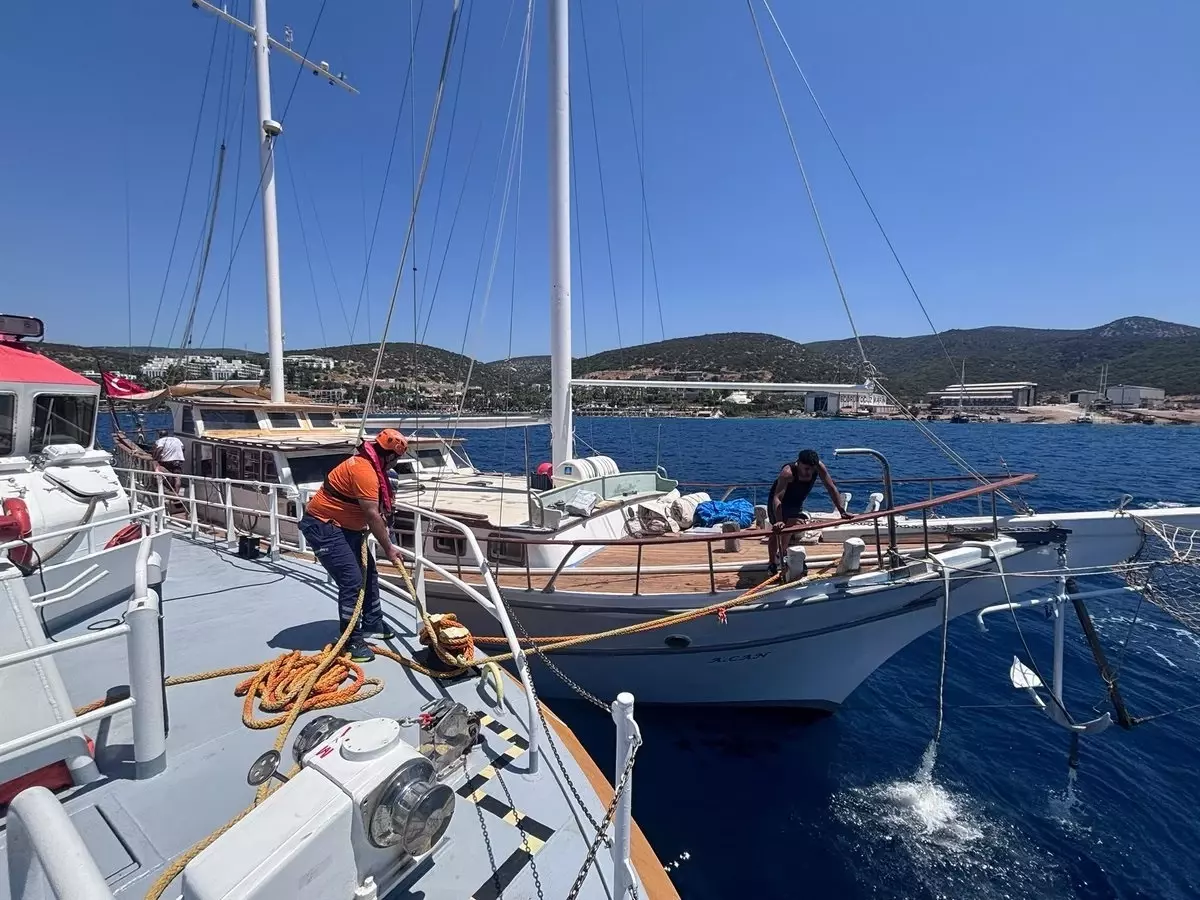 Bodrum Açıklarında Su Alan Tekne Kurtarıldı