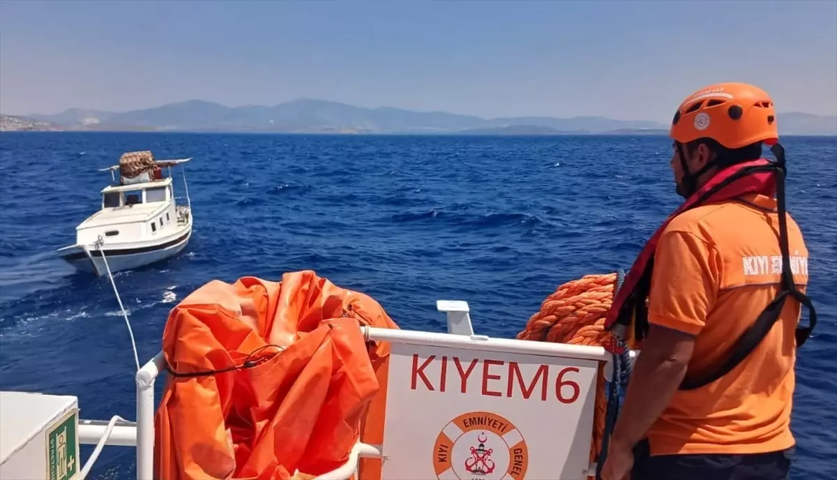 Bodrum'da Sürüklenen Teknedeki 2 Kişi Kurtarıldı