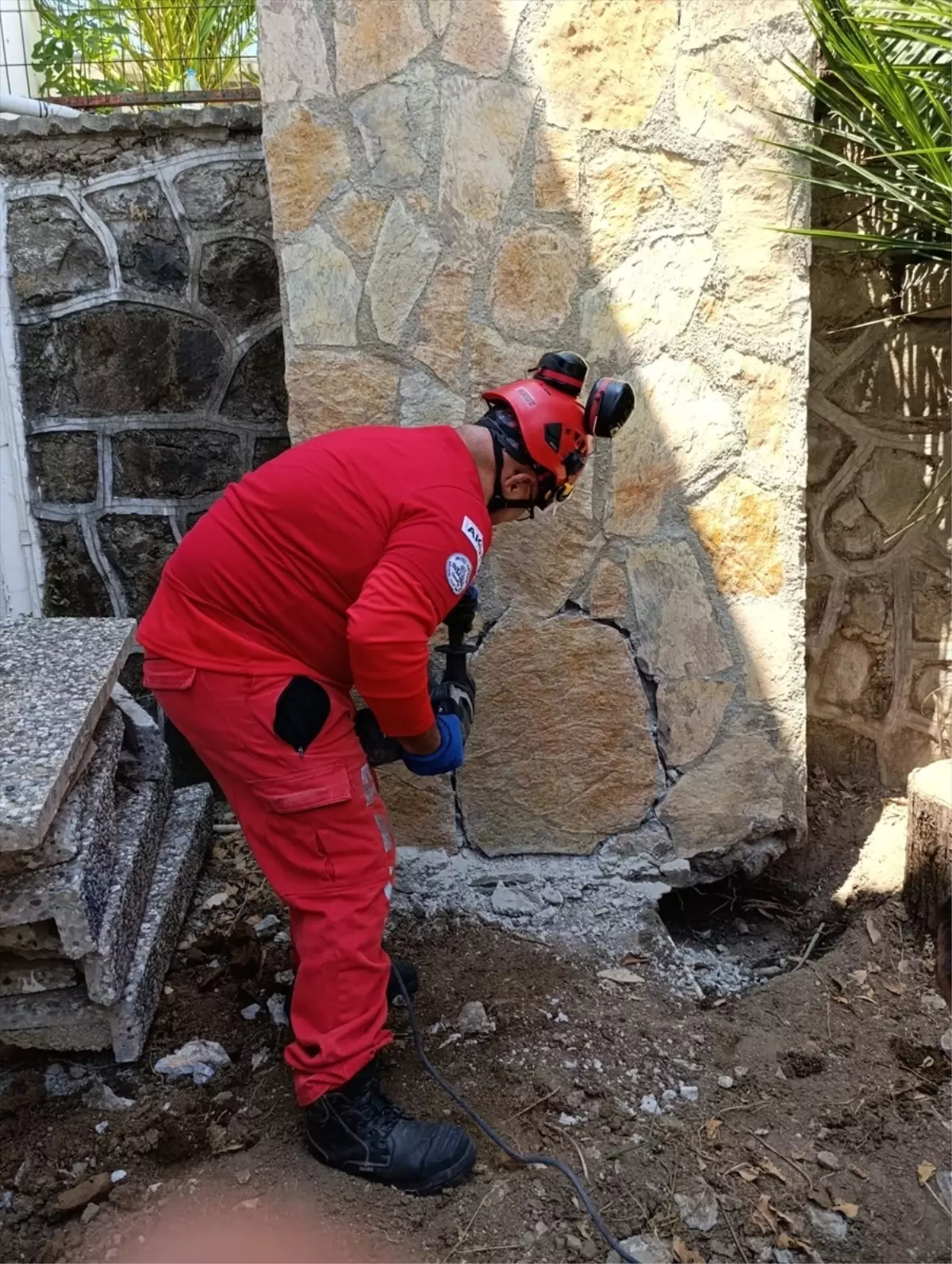 Bodrum'da Mahsur Kalan Kedi Kurtarıldı