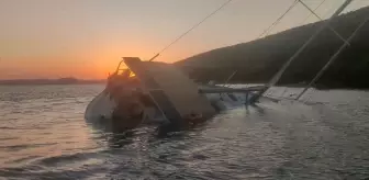 Bodrum'da Yelkenli Tekne Kayalıklara Çarptı, 5 Kişi Kurtarıldı