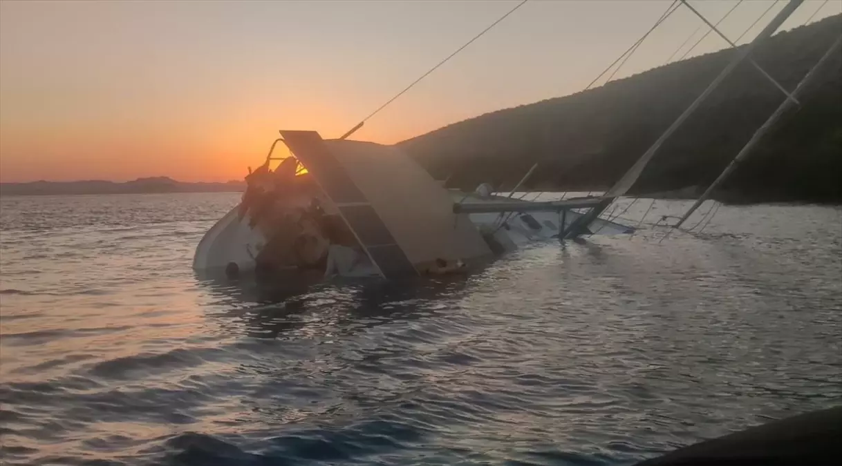 Bodrum'da Yelkenli Tekne Kayalıklara Çarptı, 5 Kişi Kurtarıldı
