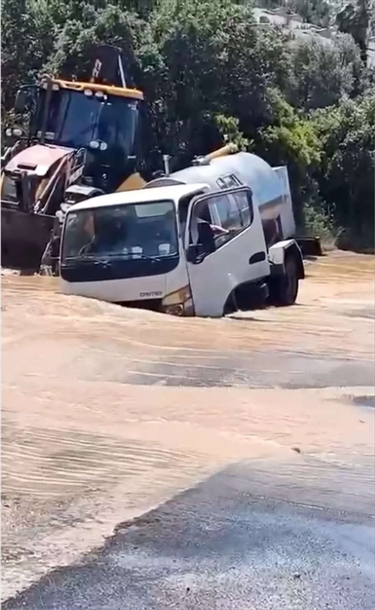 Bodrum'da Su Hattı Patladı, Su Tankeri Çukura Düştü