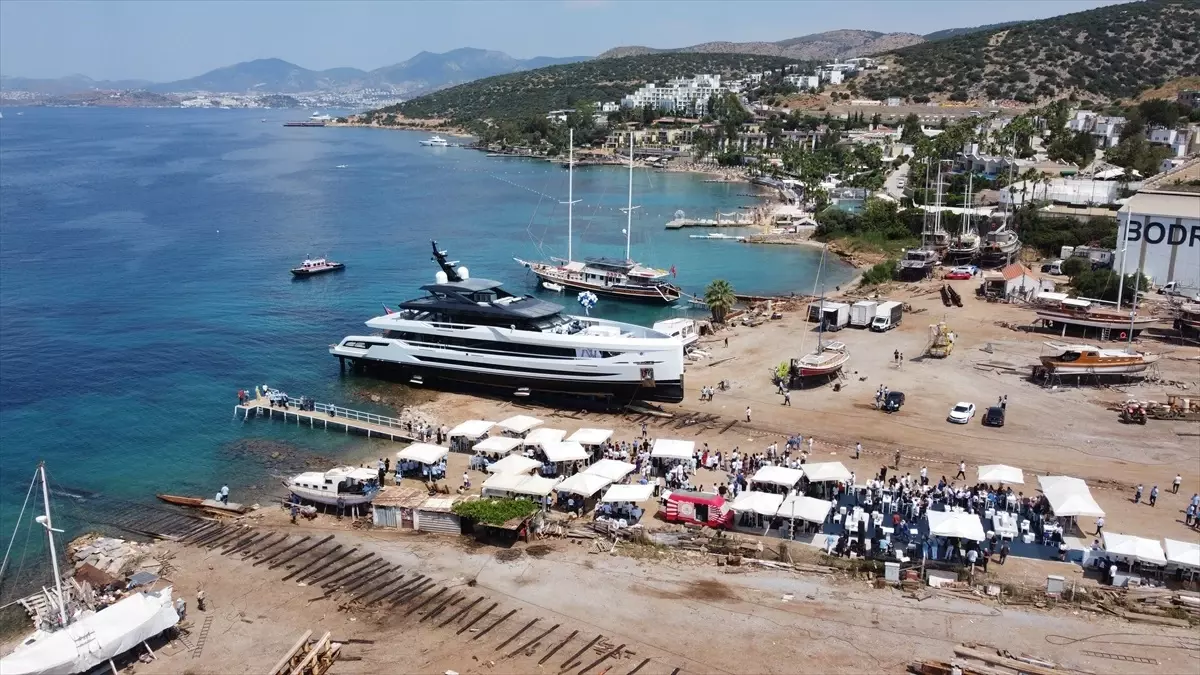 Bodrum'da 1,2 Milyar Lira Değerindeki Süper Yat 'Legasea' Denize İndirildi