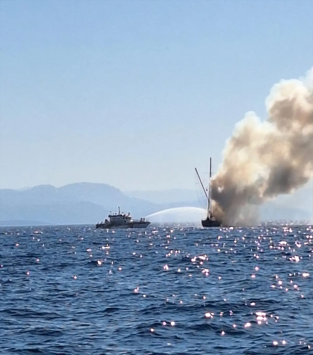 Bodrum'da Yangın Çıkan Tekne Battı, 13 Kişi Kurtarıldı
