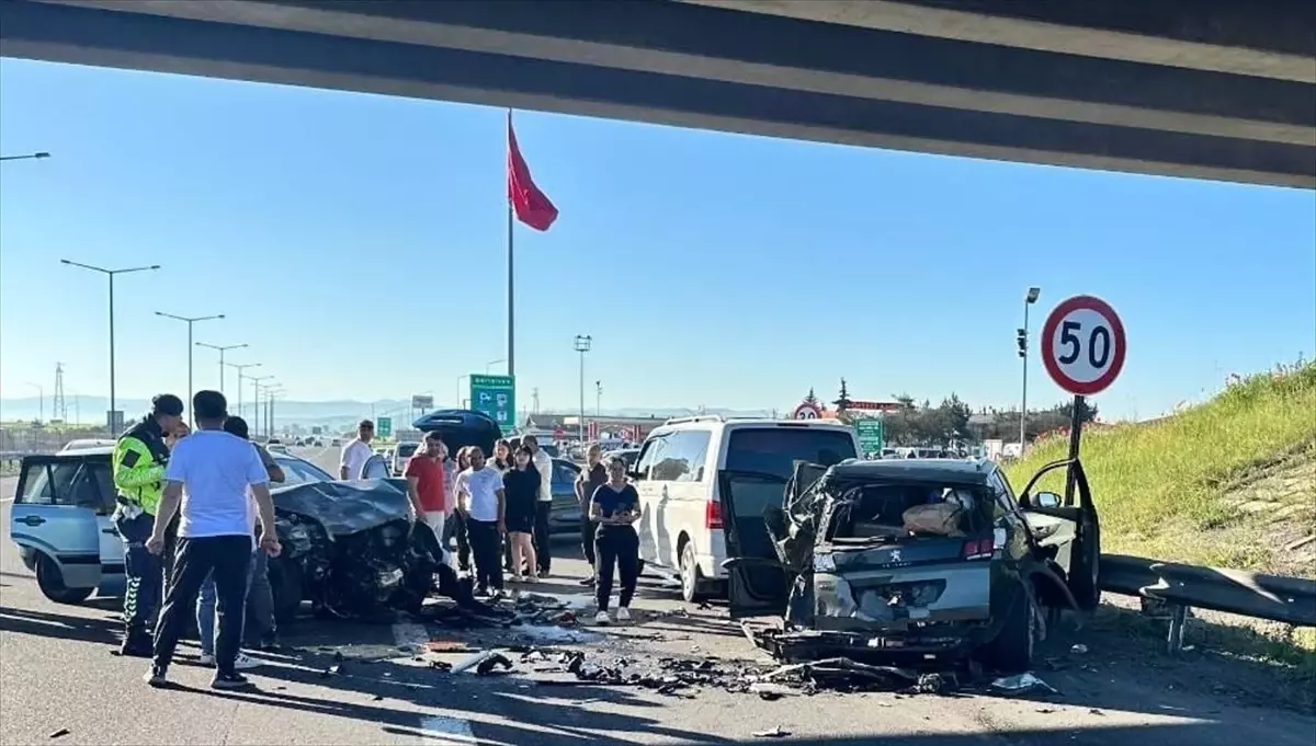 Bolu'da 4 Araçlı Trafik Kazasında 1 Kişi Hayatını Kaybetti