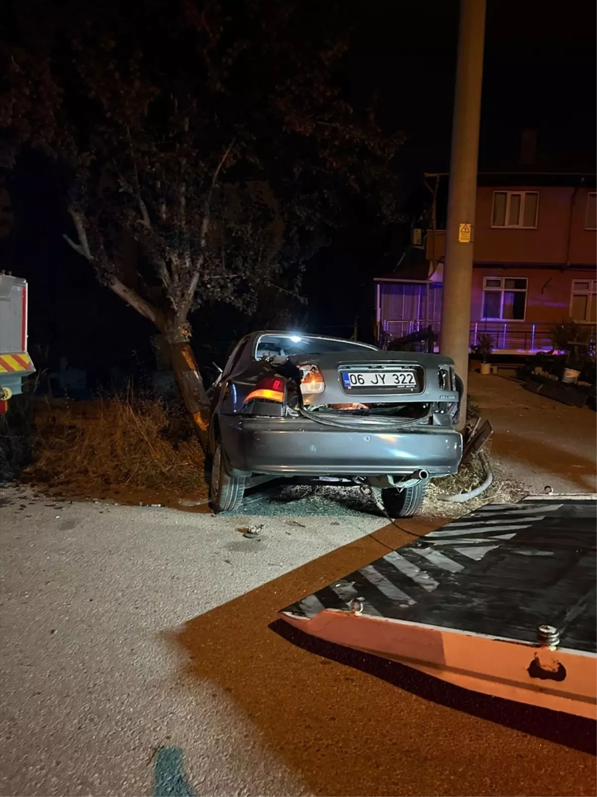 Bolu'da Otomobil Ağaca Çarptı: İki Yaralı