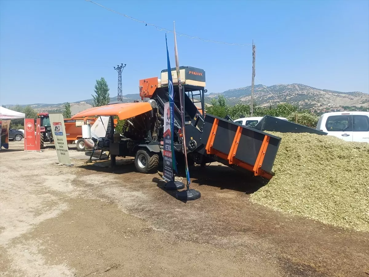 Bolu'da Çiftçilere Silaj Paketleme Makinesi Teslim Edildi