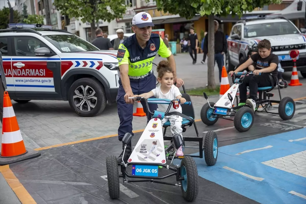 Bolu'da Mobil Trafik Eğitim Tırı ile Trafik Kuralları Eğitimi