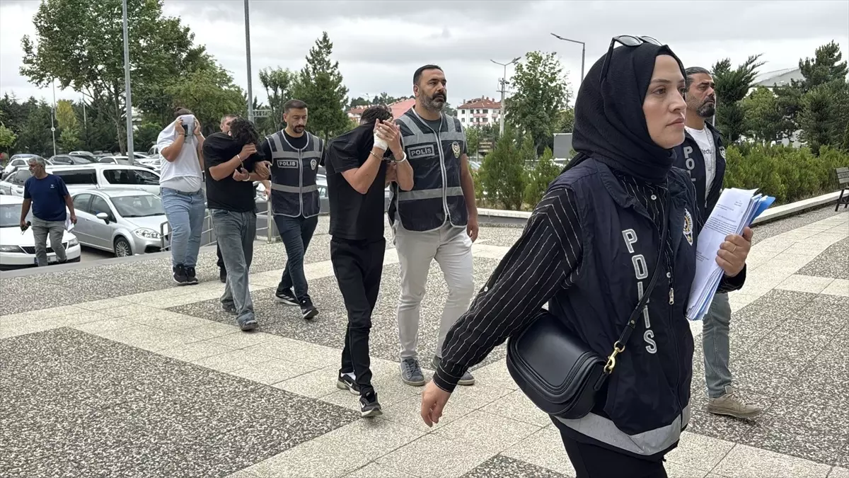 Bolu'da Alkollü İçecek Hırsızlığı: Güvenlik Kameraları Şüphelileri Asayişe Teslim Etti!