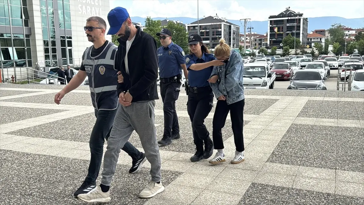 Bolu'da Çalıntı Plakayla Hırsızlık Yapan Şüpheliler Gözaltına Alındı