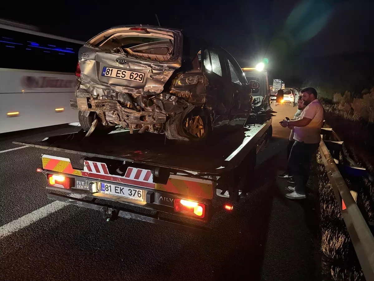 Bolu'da Otoyolda Kamyonla Çarpışma: 3 Yaralı