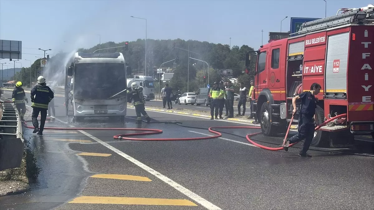 Bolu'da Midibüs Yangını Kontrol Altına Alındı