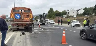 Bolu'da Yol Süpürme Aracına Çarpan Otomobilin Sürücüsü Yaralandı