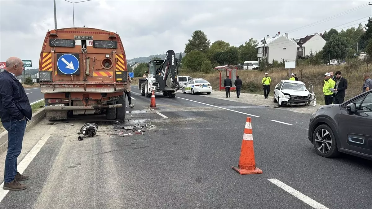 Bolu'da Yol Süpürme Aracına Çarpan Otomobilin Sürücüsü Yaralandı