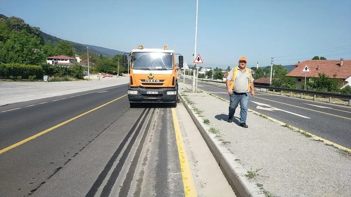 Bolu Dağı Geçişinde Trafik Tabelaları İçin Temizlik Çalışması Başlatıldı
