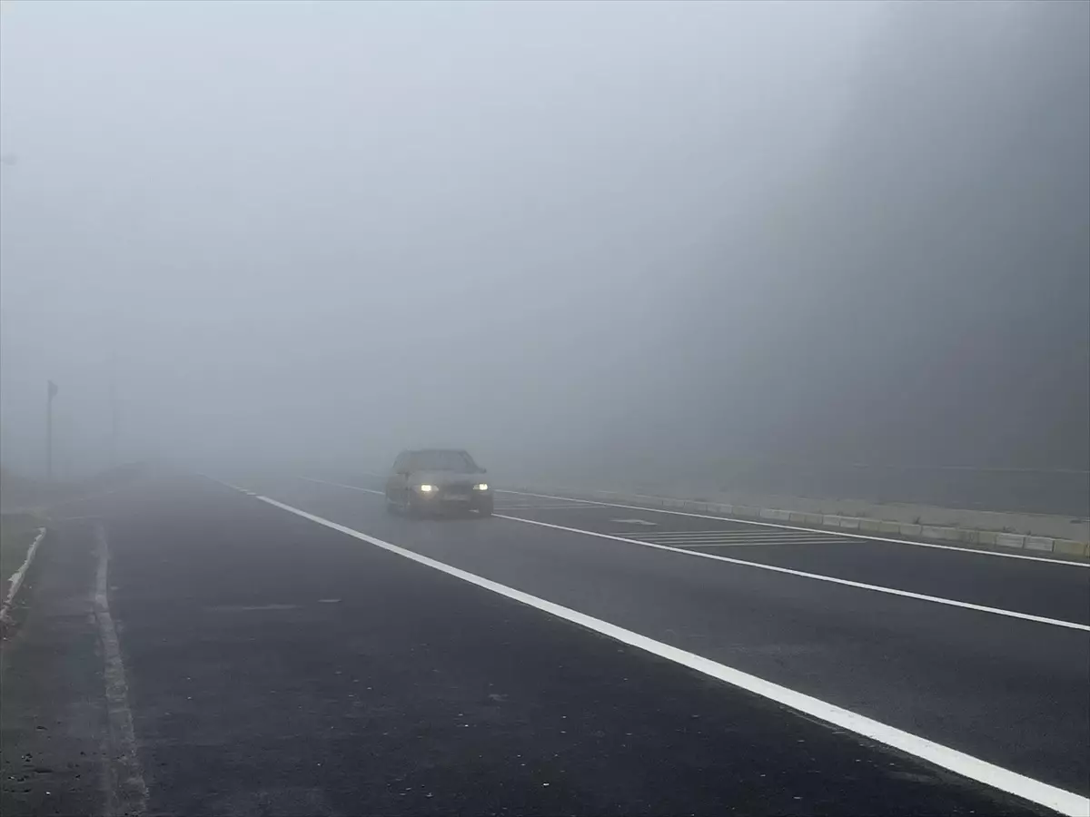 Bolu Dağı'nda Sis Ulaşımı Olumsuz Etkiliyor