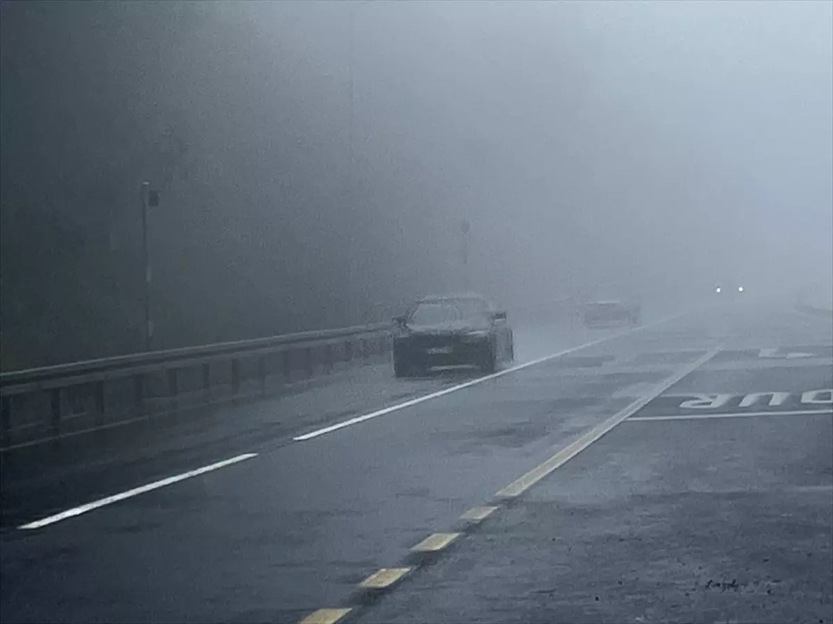 Bolu Dağı'nda Sağanak ve Sis Nedeniyle Görüş Mesafesi 30 Metreye Düştü