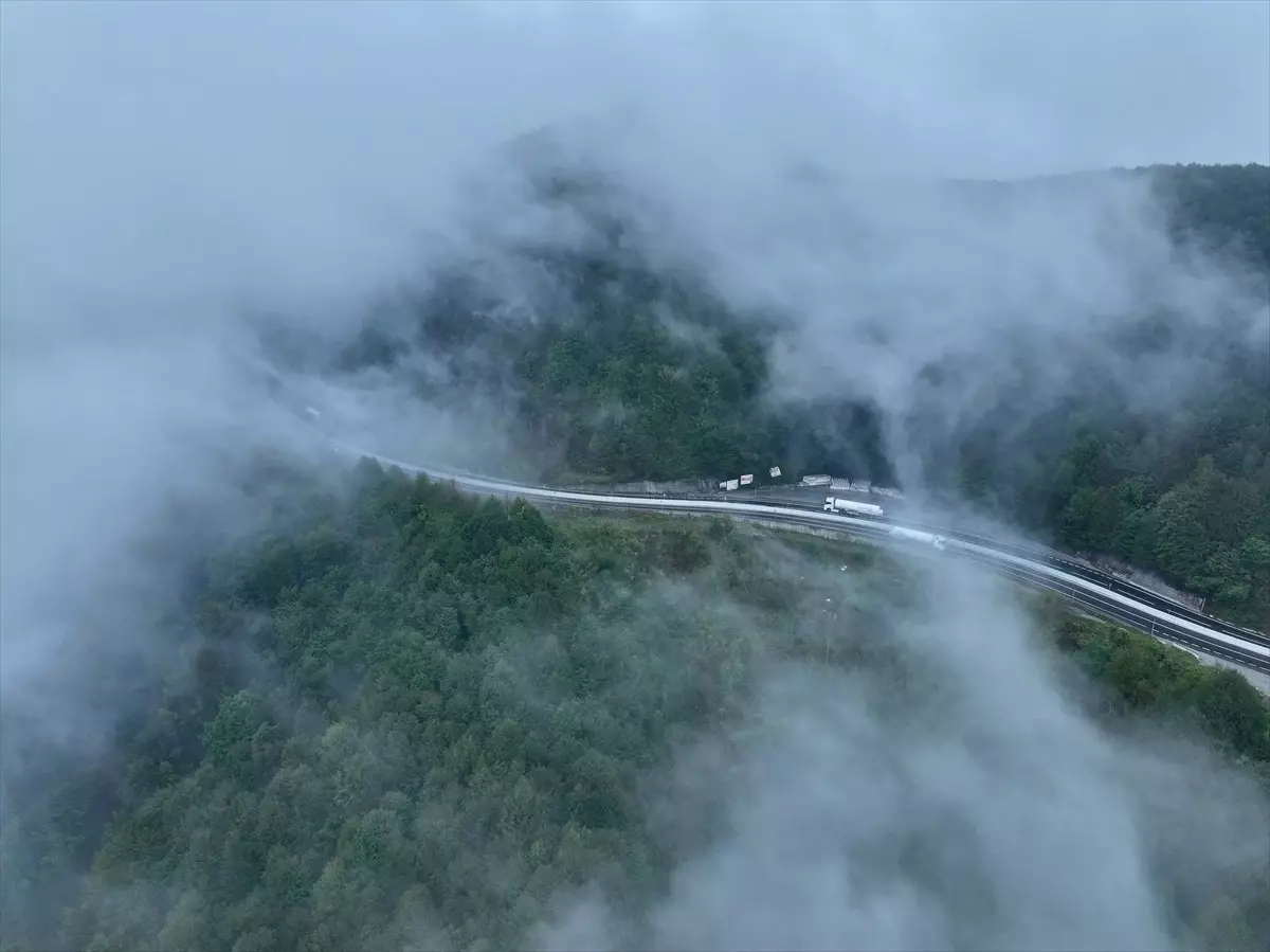 Bolu Dağı'nda D-100 Kara Yolunda Sis ve Sağanak Ulaşımı Zorlaştırıyor