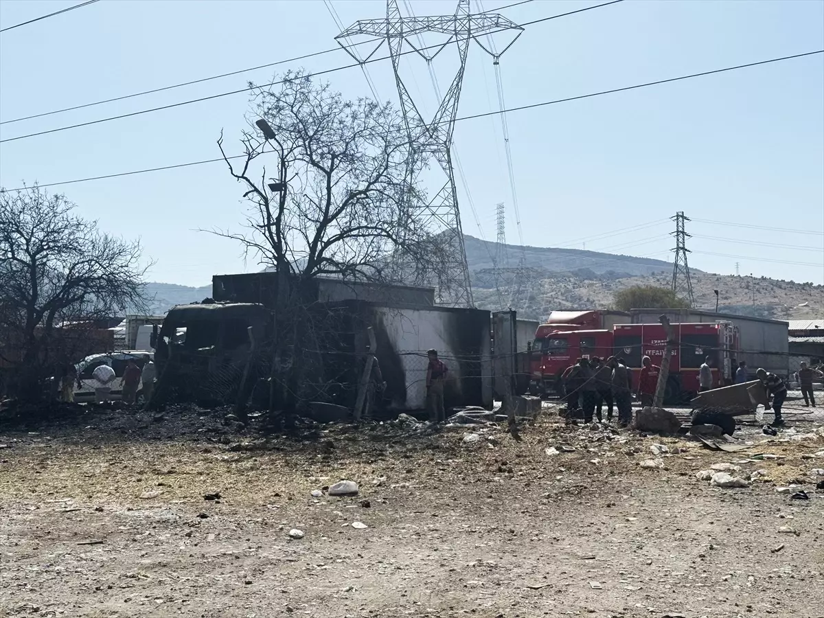 İzmir Bornova'da Yangın: Konteynerden Kamyona Sıçradı
