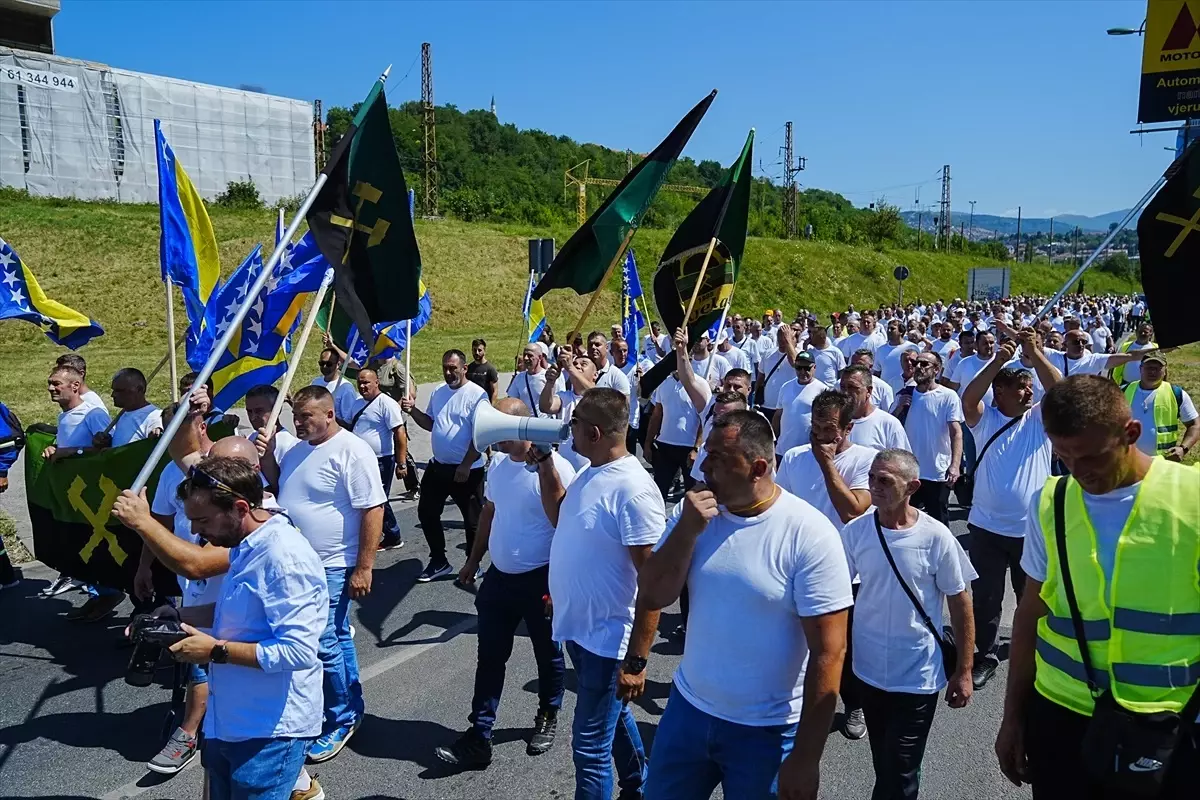 Bosna Hersek'te Madenciler Hükümet Önünde Gösteri Düzenledi