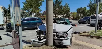 Boyabat'ta Aydınlatma Direğine Çarpan Otomobilde 1 Yaralı