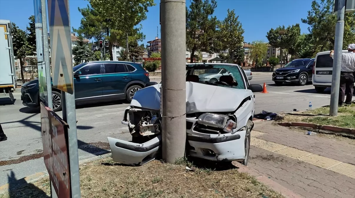 Boyabat'ta Aydınlatma Direğine Çarpan Otomobilde 1 Yaralı