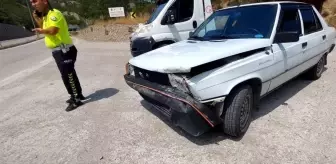 Boyabat'ta Otomobil İstinad Duvarına Çarptı: Sürücü Yaralandı
