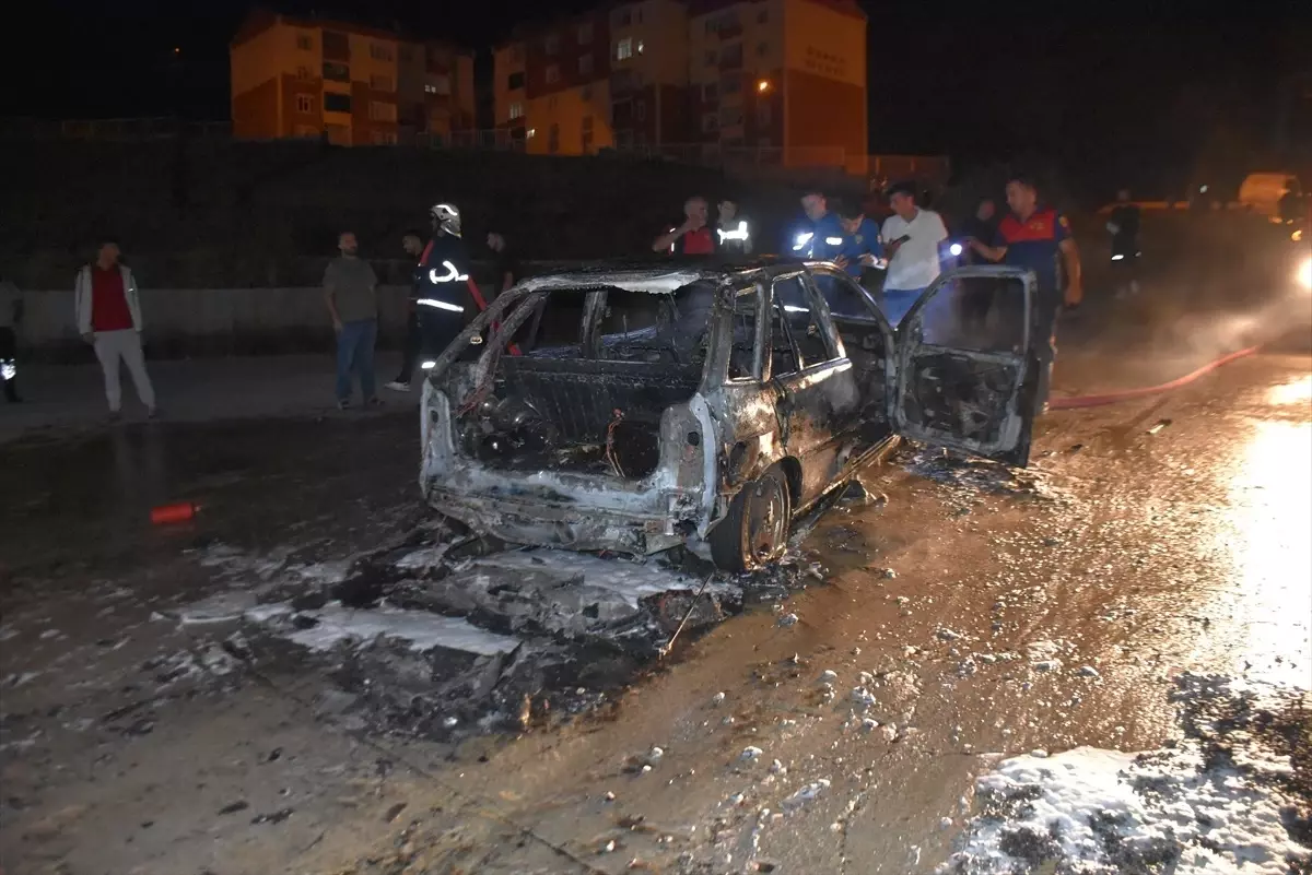 Boyabat'ta Seyir Halindeki Otomobil Yandı