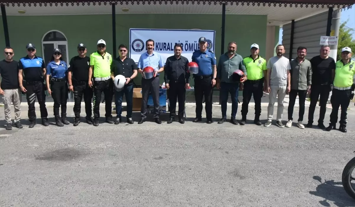 Mersin'de Motosiklet Sürücülerine Kask Dağıtıldı