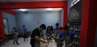 Antalya'daki İmam Hatip Ortaokulu'nda Öğrenciler Hayat Becerileri ve Sanat Öğreniyor
